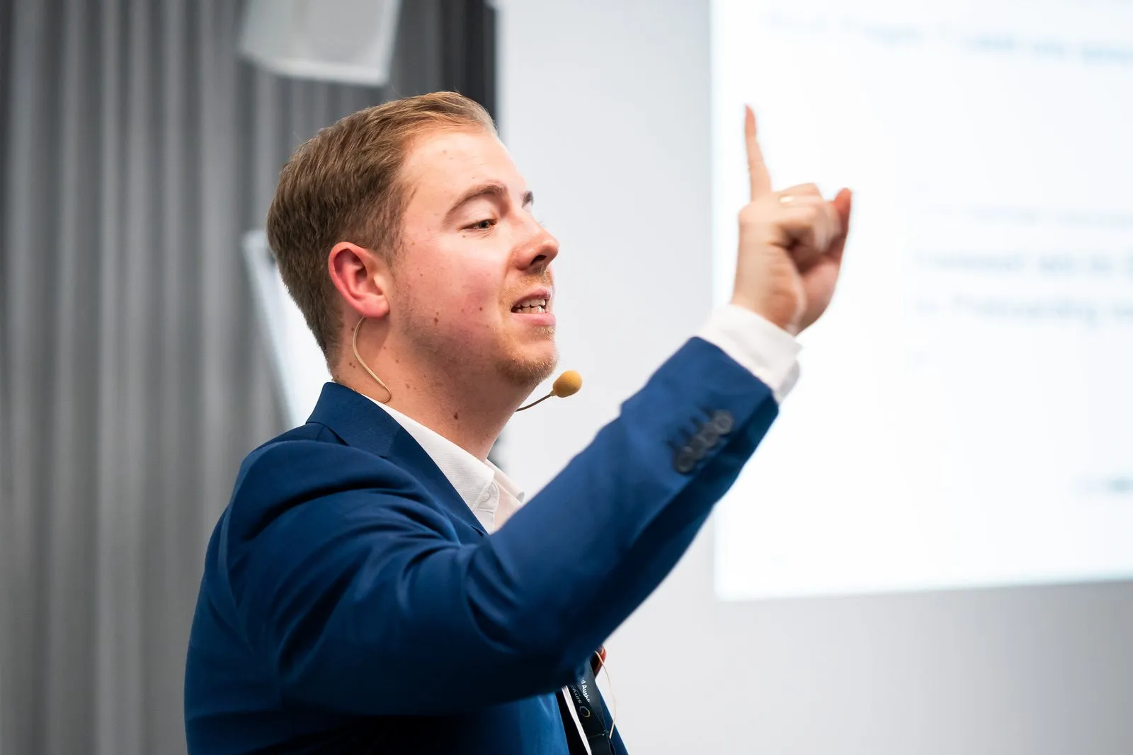 Jan Achnitz gestikuliert während eines Vortrags